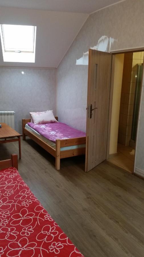 Pokoje Goscinne "U Karola" Pracownicze Ścinawa Exterior foto